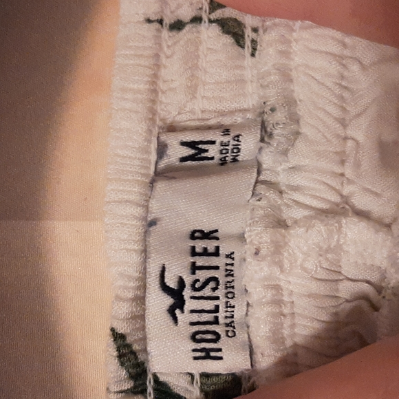 EUC white floral print hollister shorts loose fit ruffle size medium 100%viscose - Picture 3 of 4